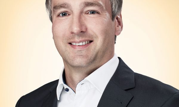 EUR_Portrait-Web_2560x2194px_Dr-Axel-Boege-2-e1699524720835-600×586-1.jpg