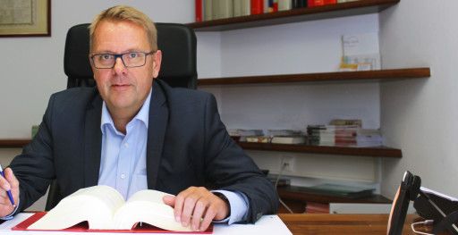 brandhorst_desk__512x263.jpg