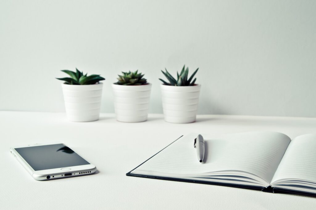 desk-3076954_1280-20.jpg