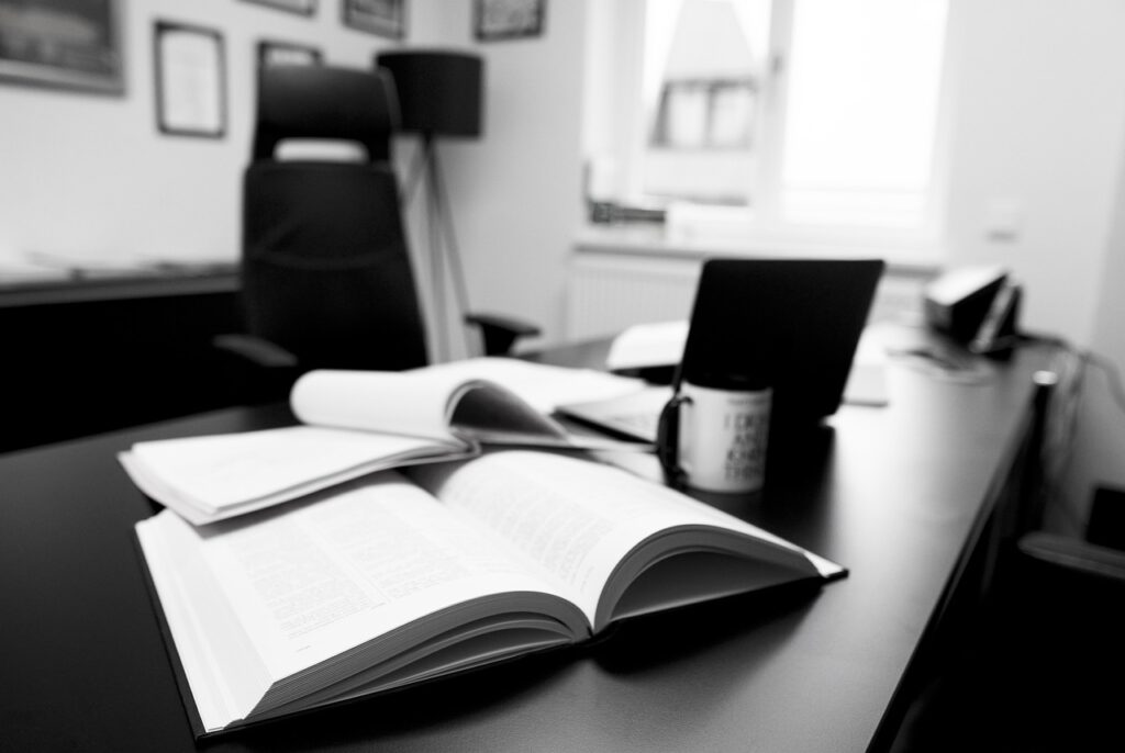 law-firm-4924547_1280-256.jpg