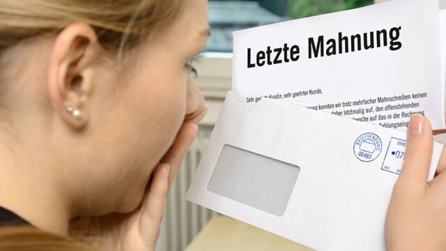 Frau hat Letzte Mahnung erhalten und ist schockiert