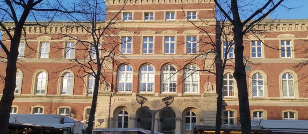 Land-und-Amtsgericht-Duisburg-AN-1-e1647376956210-1470×640-1.jpg