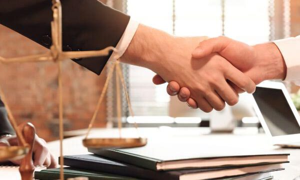 anwalt-kunde-handschlag.jpg