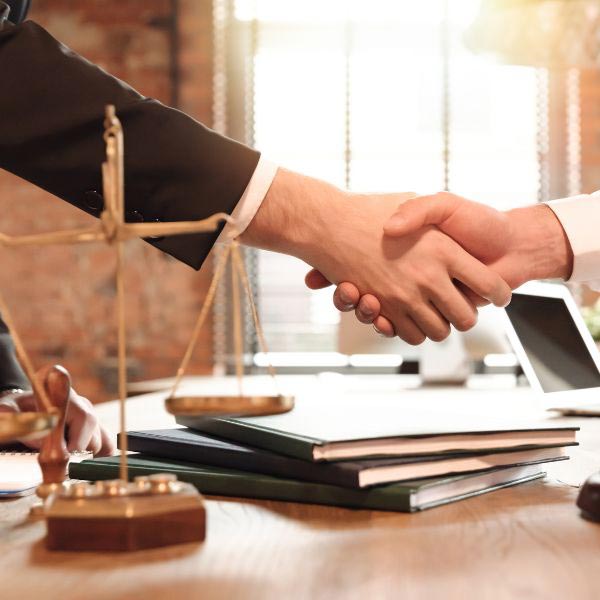 anwalt-kunde-handschlag.jpg