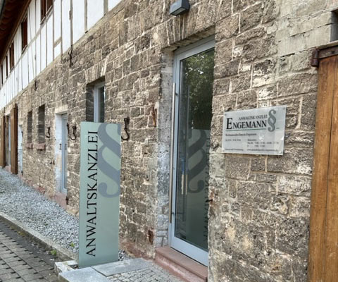 anwaltskanzlei-engemann-rosdorf-aussenansicht-eingang.jpg