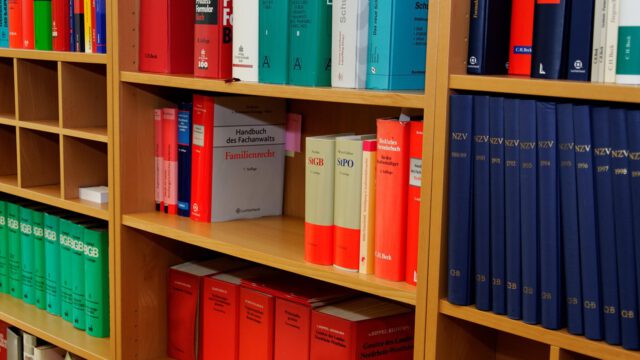 bookcase-335850_1280-145.jpg