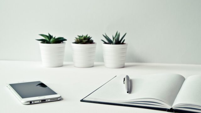 desk-3076954_1280-352.jpg