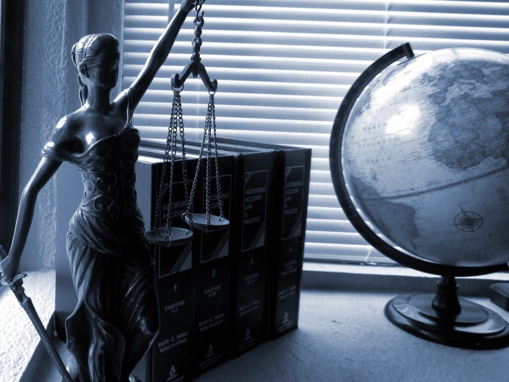 lady-justice-2388500_1280-166.jpg