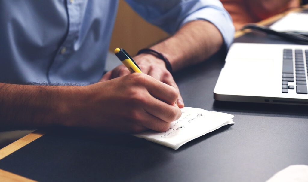 man-593333_1280-124.jpg