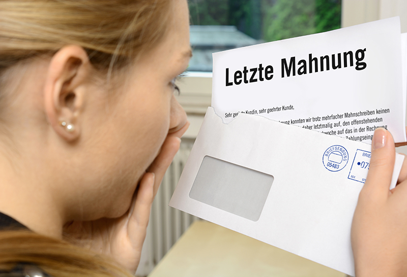 Frau hat Letzte Mahnung erhalten und ist schockiert
