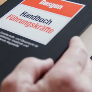 sudmann-arbeitsrecht-fuehrungskraefte1-300×300-1.png